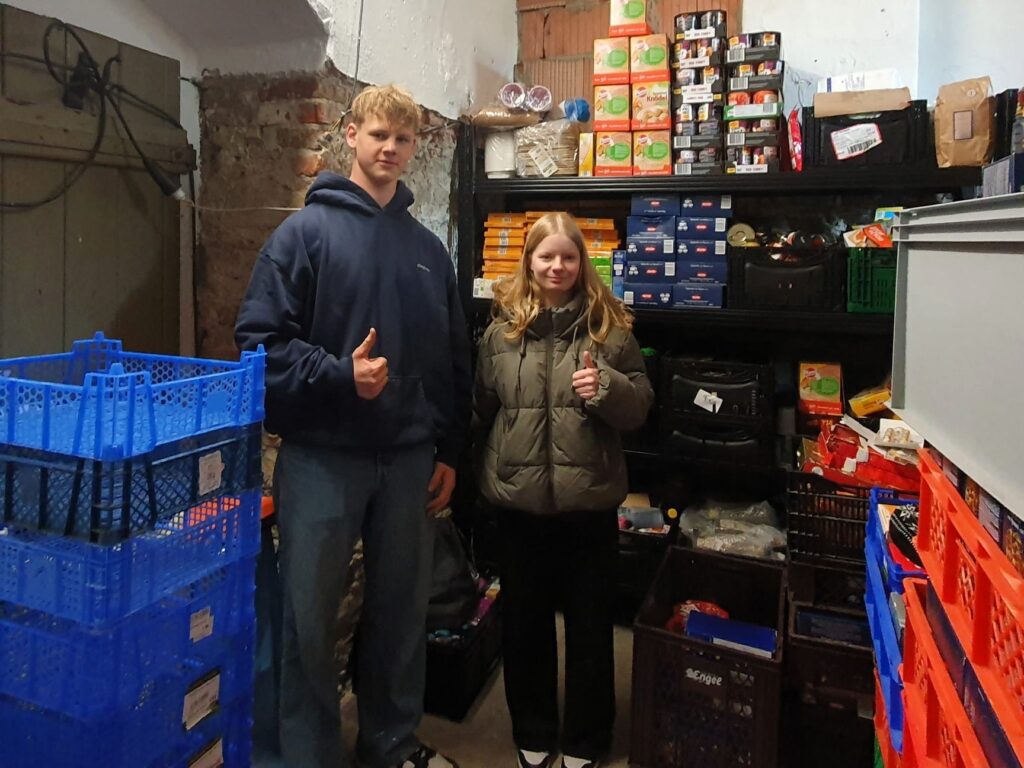 Ehrenamtstag beim Verein Lipper für Lipper: Lennart-Christian Gross und Leslie Jane Klecha (von links nach rechts) haben im Lager mitangepackt.